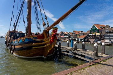 VOLENDAM, NETHERLANDS - 07 Temmuz 2023: Güneşli bir günde tipik evleriyle güzel balıkçı köyü Volendam 'ın limanı. Hollanda.