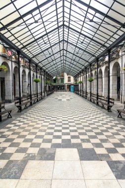 TOLOSA, İspanya - 19 Temmuz 2023: Verdura Meydanı (Plaza de la Verdura), İspanya 'nın Bask Bölgesi' nde yer alan Tolosa şehrinde yer alan bir şehir..