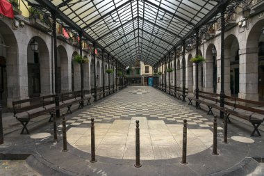 TOLOSA, İspanya - 19 Temmuz 2023: Verdura Meydanı (Plaza de la Verdura), İspanya 'nın Bask Bölgesi' nde yer alan Tolosa şehrinde yer alan bir şehir..
