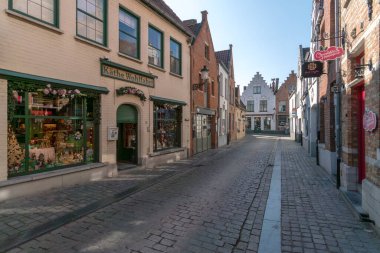 BRUGGE, BELGIUM - 06 Temmuz 2023: Belçika 'nın güzel şehri Brugge' un eski bir kasabasında, tarihi cepheleriyle.