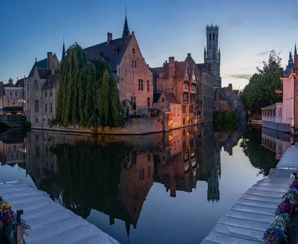 BRUGGE, BELGIUM - Temmuz 06, 2023: Ünlü Rosary Quay (Rozenhoedkaai), Belçika 'nın güzel şehri Brugge' un en popüler su yolu kanalı..