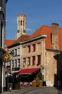 BRUGGE, BELGIUM - 06 Temmuz 2023: Belçika 'nın güzel şehri Brugge' un eski bir kasabasında, tarihi cepheleriyle.