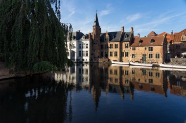 BRUGGE, BELGIUM - Temmuz 06, 2023: Tarihi dış görünüşüyle Belçika 'nın güzel Brugge kentinin en popüler su yolu kanalı olan ünlü Rosary Quay (Rozenhoedkaai).