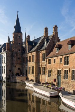 BRUGGE, BELGIUM - Temmuz 06, 2023: Tarihi dış görünüşüyle Belçika 'nın güzel Brugge kentinin en popüler su yolu kanalı olan ünlü Rosary Quay (Rozenhoedkaai).