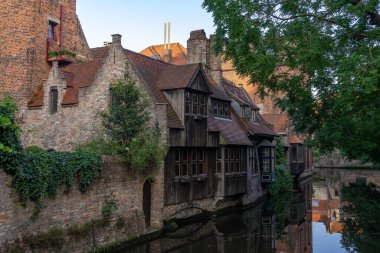 BRUGGE, BELGIUM - 06 Temmuz 2023: Belçika 'nın güzel Brugge kentinin eski Bonifaciusbrug bölgesinde tarihi dış görünüşüyle Bonifacius Köprüsü (Bonifaciusbrug).