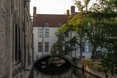 BRUGGE, BELGIUM - 06 Temmuz 2023: Belçika 'nın güzel Brugge kentinin eski Bonifaciusbrug bölgesinde tarihi dış görünüşüyle Bonifacius Köprüsü (Bonifaciusbrug).
