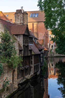 BRUGGE, BELGIUM - 06 Temmuz 2023: Belçika 'nın güzel Brugge kentinin eski Bonifaciusbrug bölgesinde tarihi dış görünüşüyle Bonifacius Köprüsü (Bonifaciusbrug).