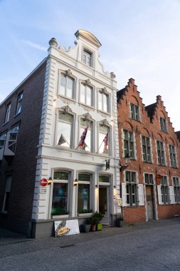 BRUGGE, BELGIUM - 06 Temmuz 2023: Belçika 'nın güzel şehri Brugge' un eski bir kasabasında, tarihi cepheleriyle.