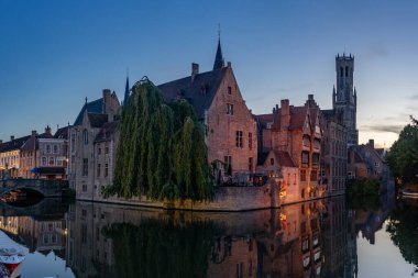 BRUGGE, BELGIUM - Temmuz 06, 2023: Ünlü Rosary Quay (Rozenhoedkaai), Belçika 'nın güzel şehri Brugge' un en popüler su yolu kanalı..