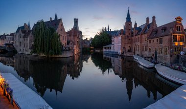 BRUGGE, BELGIUM - Temmuz 06, 2023: Ünlü Rosary Quay (Rozenhoedkaai), Belçika 'nın güzel şehri Brugge' un en popüler su yolu kanalı..