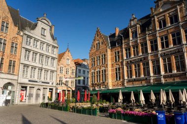 BRUGGE, BELGIUM - 07 Temmuz 2023: Güneşli bir günde Belçika 'nın güzel Brugge kentinin eski kasabasındaki Grotemarkt Meydanı' nın güzel binaları.