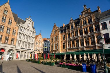 BRUGGE, BELGIUM - 07 Temmuz 2023: Güneşli bir günde Belçika 'nın güzel Brugge kentinin eski kasabasındaki Grotemarkt Meydanı' nın güzel binaları.