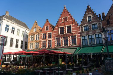 BRUGGE, BELGIUM - 07 Temmuz 2023: Güneşli bir günde Belçika 'nın güzel Brugge kentinin eski kasabasındaki Grotemarkt Meydanı' nın güzel binaları.