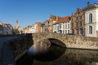 BRUGGE, BELGIUM - 07 Temmuz 2023: Belçika 'nın güzel Brugge kentindeki Spiegelrei kanalı, renkli tarihi cepheleri kanala ve arka planda Jan van Eyckplein meydanına yansıdı.