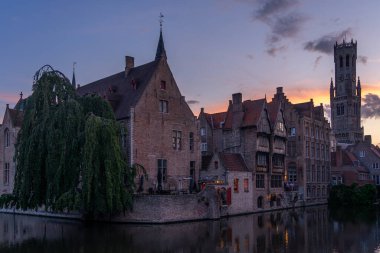 BRUGGE, BELGIUM - 07 Temmuz 2023: Ünlü Rosary Quay (Rozenhoedkaai), Belçika 'nın güzel şehri Brugge' un en popüler su yolu kanalı.