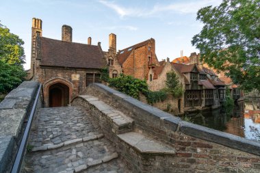 BRUGGE, BELGIUM - Temmuz 06, 2023: Bonifaciusbrug Belçika 'nın güzel Brugge şehrinin eski bir kasabasında, tarihi cepheleriyle.