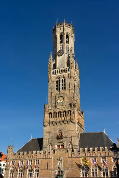 BRUGGE, BELGIUM - 06 Temmuz 2023: Belçika 'nın güzel şehri Brugge' un Grotemarkt Meydanı 'ndaki Belfort Kulesi.