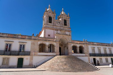 NAZARE, PORTUGAL - 26 AĞUSTOS 2023 Nossa Senhora da Nazare Kilisesi, Sığınak, Nazare, Portekiz.