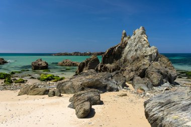 Güneşli bir günde Asturias 'ın Tapia de Casariego sahilindeki La paloma o Esteiro plajı. İspanya.