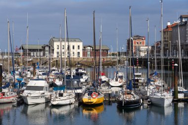 Gijon, İspanya - 20 Mart 2024: Asturias, İspanya 'nın Gijon kentinden Marina.