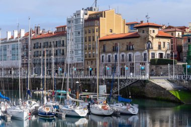 Gijon, İspanya - 20 Mart 2024: Asturias, İspanya 'nın Gijon kentinden Marina.