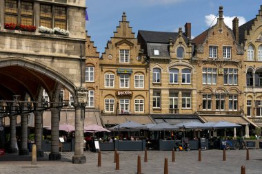 YPRES, BELGIUM - 13 Temmuz 2023: Güneşli bir günde Belçika 'nın tarihi Leeper şehrinin (Yper) Grote Markt Meydanı.