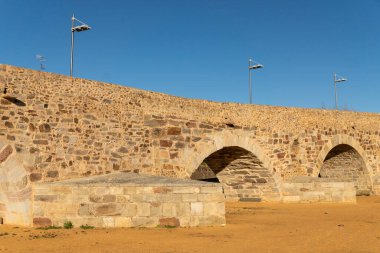 Santiago yolundaki Orbigo Hastanesi 'nin Passo Honroso taş köprüsü. Len, Castilla y Leon, İspanya.