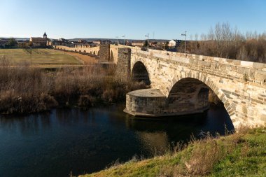 Santiago yolundaki Orbigo Hastanesi 'nin Passo Honroso taş köprüsü. Len, Castilla y Leon, İspanya.