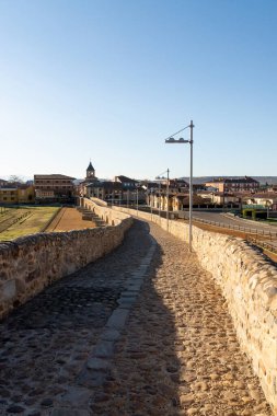 Santiago yolundaki Orbigo Hastanesi 'nin Passo Honroso taş köprüsü. Len, Castilla y Leon, İspanya.