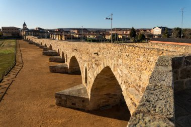 Santiago yolundaki Orbigo Hastanesi 'nin Passo Honroso taş köprüsü. Len, Castilla y Leon, İspanya.