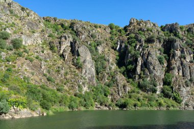 Turistik gemiden bu yana Douro uçurumlarına varır (Douro boğazları).