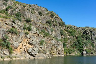 Turistik gemiden bu yana Douro uçurumlarına varır (Douro boğazları).