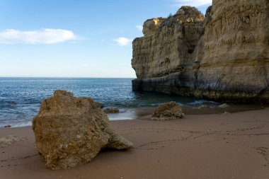 Gün batımında Algave bölgesindeki Coelho y Mare plajları ve uçurumlarının manzarası. Portekiz