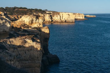 Gün batımında Algave bölgesindeki Coelho y Mare plajları ve uçurumlarının manzarası. Portekiz