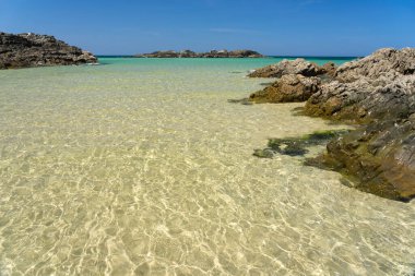 Güneşli bir günde Asturias 'ın Tapia de Casariego sahilindeki La paloma o Esteiro plajı. İspanya.