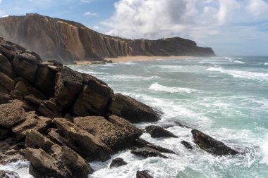 Santa Cruz 'daki Formosa plajı ve günbatımında ünlü kaya kayalıkları oluşumları, Portekiz.