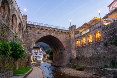 POTES, İspanya - Temmuz 06, 2020: Cantabria, İspanya 'da Ortaçağ' a ait Potes köyünün sokakları gece aydınlandı.