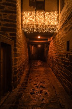 Zamora 'da Puebla de Sanabria' nın ortaçağ köyünün güzel caddesi, geceleri yılbaşı aydınlanmasıyla. İspanya