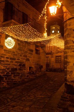 Zamora 'da Puebla de Sanabria' nın ortaçağ köyünün güzel caddesi, geceleri yılbaşı aydınlanmasıyla. İspanya