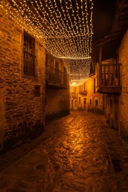 Zamora 'da Puebla de Sanabria' nın ortaçağ köyünün güzel caddesi, geceleri yılbaşı aydınlanmasıyla. İspanya