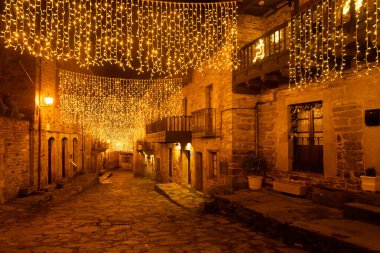 Zamora 'da Puebla de Sanabria' nın ortaçağ köyünün güzel caddesi, geceleri yılbaşı aydınlanmasıyla. İspanya