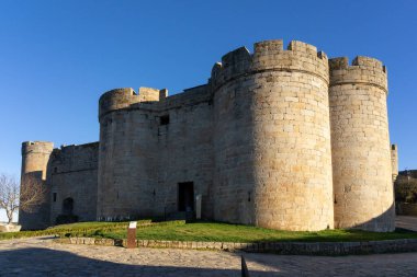 PUEBLA de SANABRIA, İspanya - 20 Mart 2021: Puebla de Sanabria, Zamora, Castilla y Leon, İspanya 'nın eski Puebla de Benavente kasabasındaki Condes Kalesi.