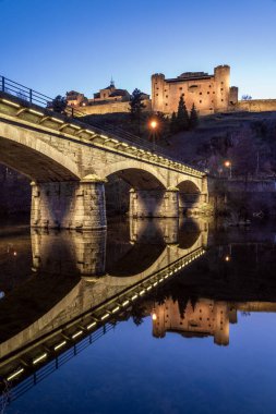 Puebla de Sanabria 'nın ortaçağ köyünün geceleri aydınlatıldığı kale ve köprü Tera Nehri, Zamora, Castilla y Leon, İspanya