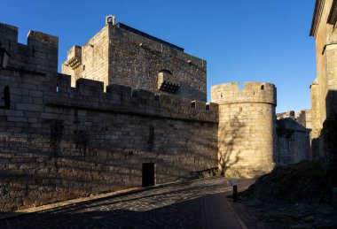 İspanya 'nın Puebla de Sanabria, Zamora, Castilla y Leon kasabasının eski kasabasındaki Condes de Benavente Kalesi..