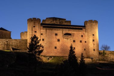 Puebla de Sanabria 'nın ortaçağ köyünün geceleri aydınlatıldığı kale ve köprü Tera Nehri, Zamora, Castilla y Leon, İspanya