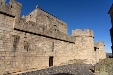 İspanya 'nın Puebla de Sanabria, Zamora, Castilla y Leon kasabasının eski kasabasındaki Condes de Benavente Kalesi..