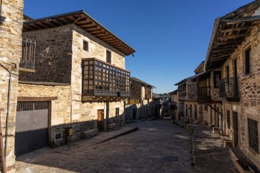 PUEBLA de SANABRIA, İspanya - 20 Mart 2021: Puebla de Sanabria, Zamora, Castilla y Leon, İspanya 'nın eski Puebla de Sanabria köyünün geleneksel sokakları.