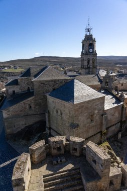 PUEBLA de SANABRIA, İspanya - 20 Mart 2021: Santa Maria del Azogue Kilisesi, Puebla de Sanabria, Zamora, Castilla Leon, İspanya.