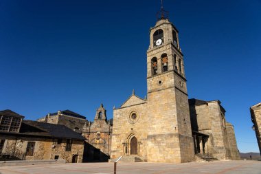 Santa Mara del Azogue Kilisesi ortaçağ köyü Puebla de Sanabria, Zamora, Castilla y Leon 'un belediye başkanı meydanında..