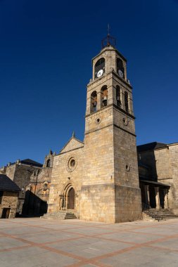 Santa Mara del Azogue Kilisesi ortaçağ köyü Puebla de Sanabria, Zamora, Castilla y Leon 'un belediye başkanı meydanında..
